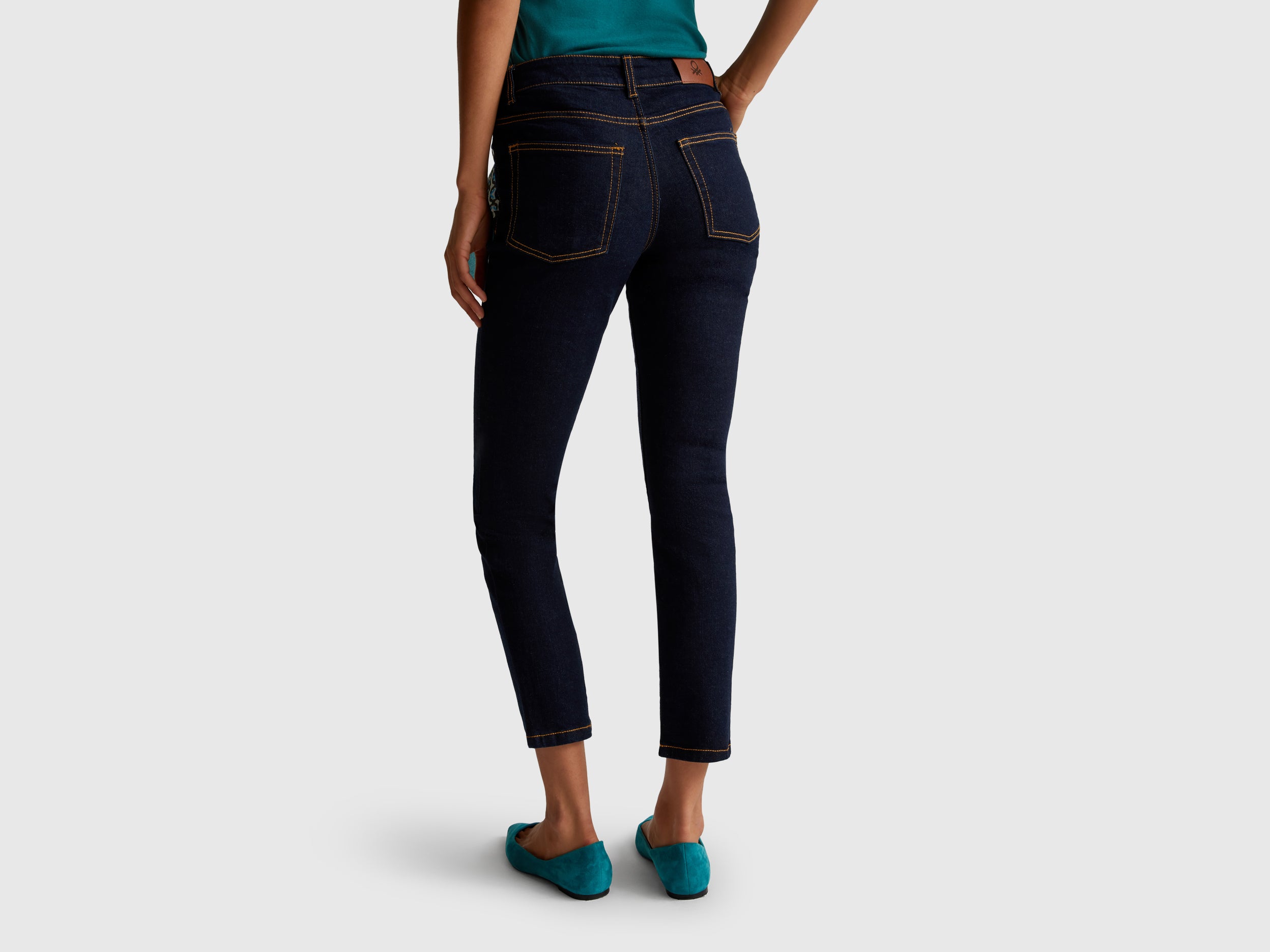 Jeans slim fit de cintura subida - ucb_image_B