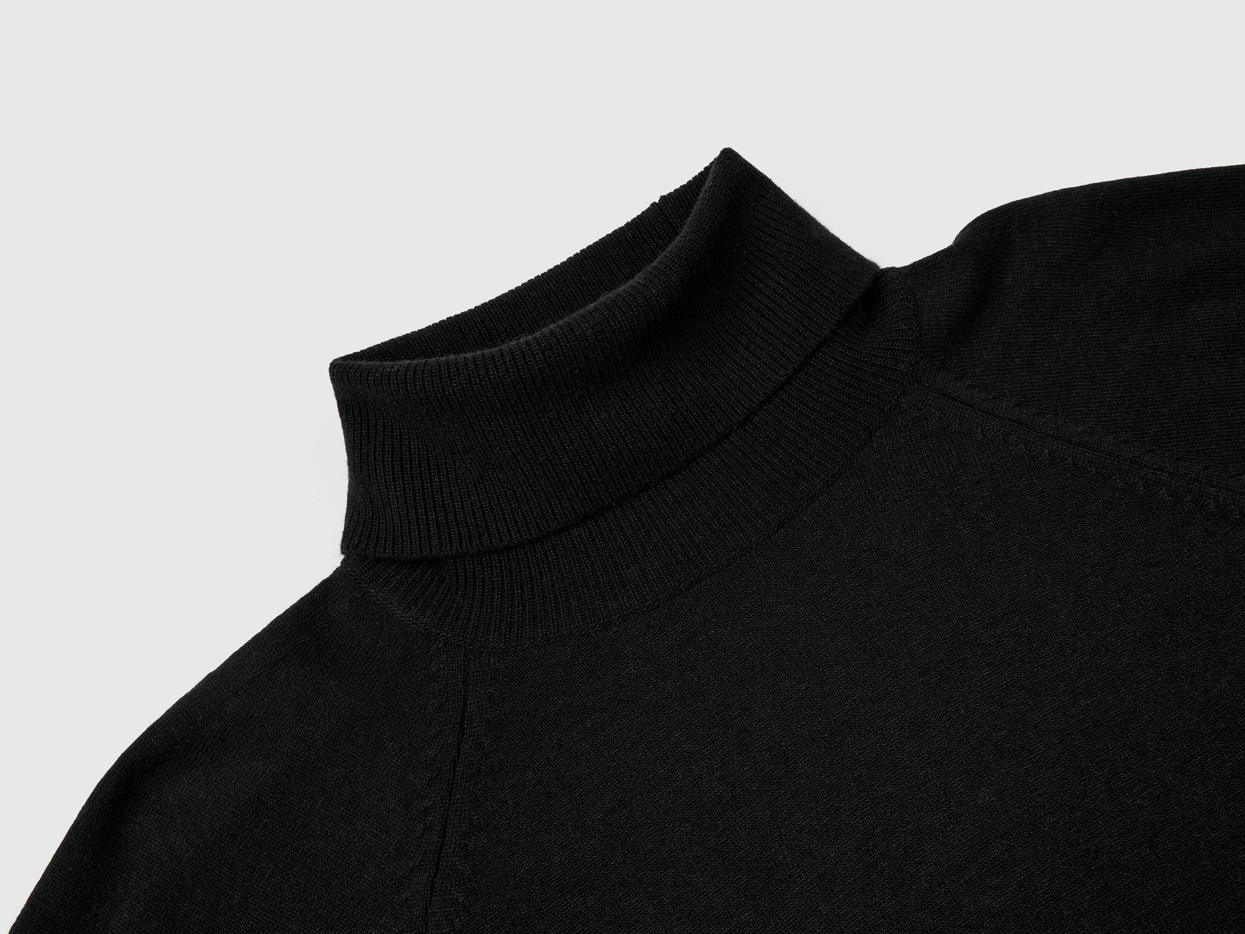 Black turtleneck sweater in cashmere and wool blend - ucb_image_DS1