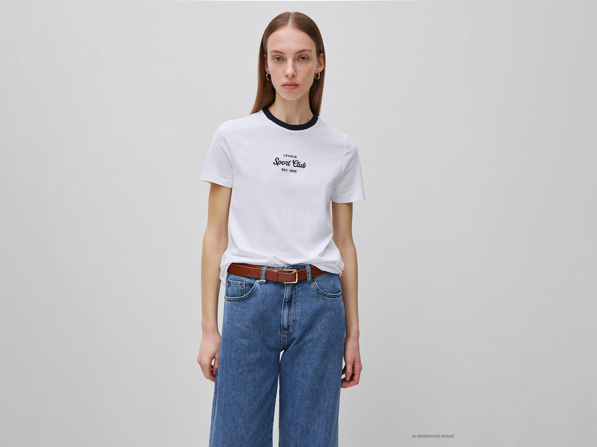 T shirt embroidered crest
