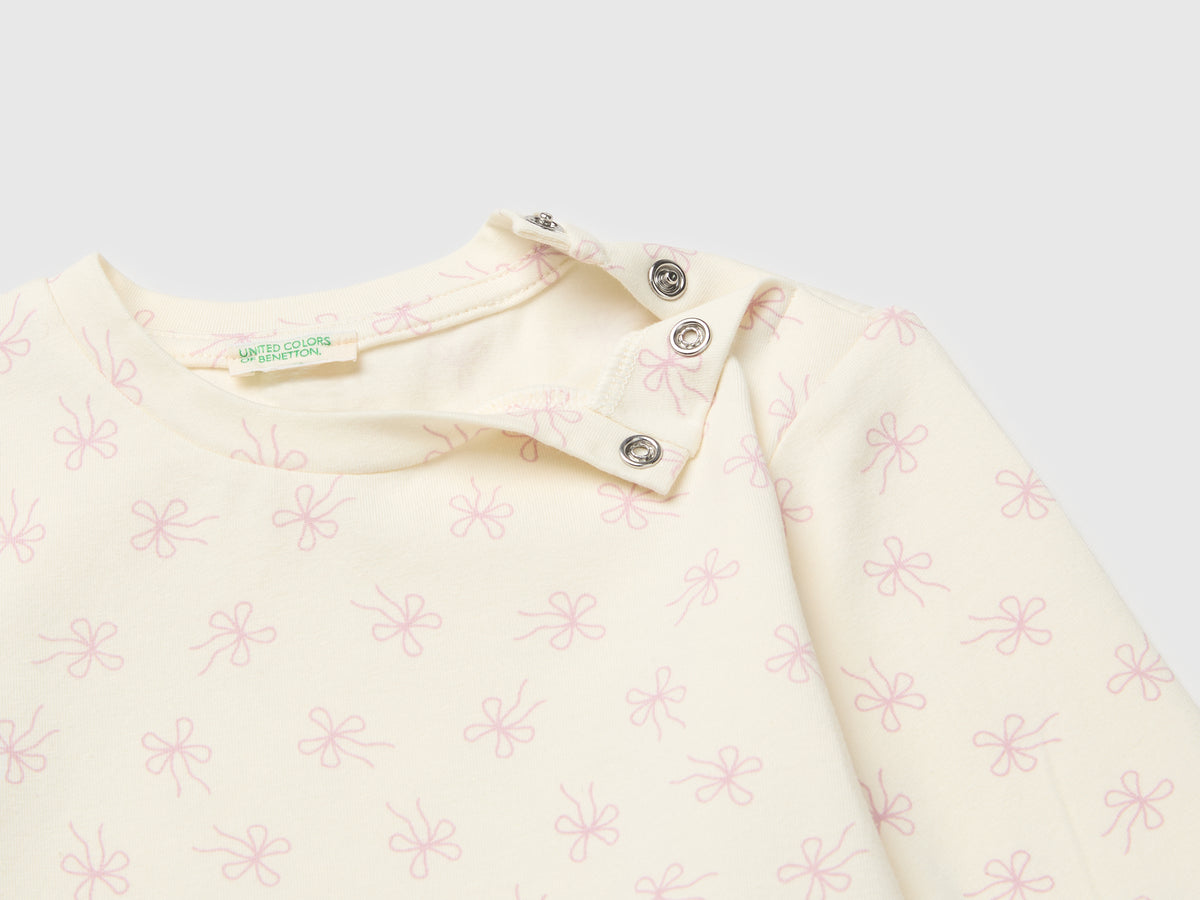 T-shirt com estampa de laços em algodão stretch  - ucb_image_DS1