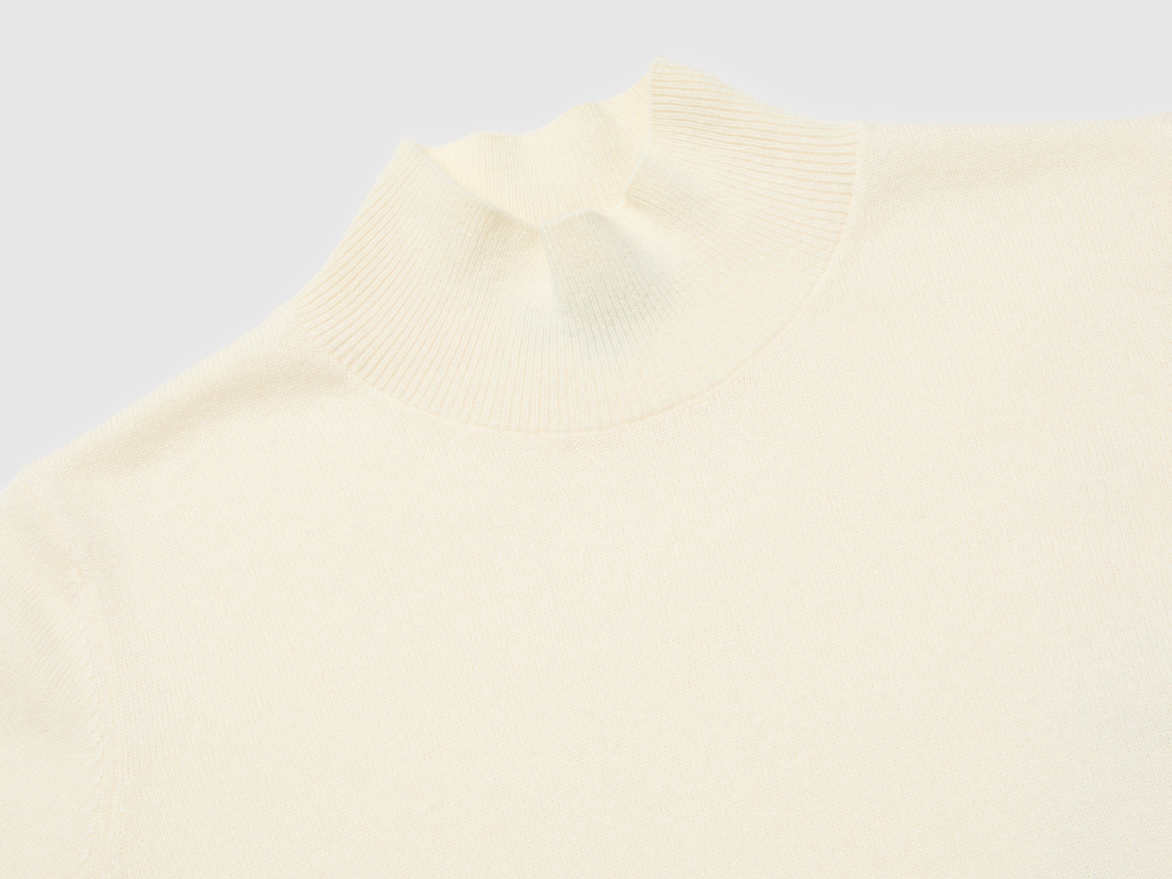 Camisola de gola alta com manga curta - ucb_image_DS1