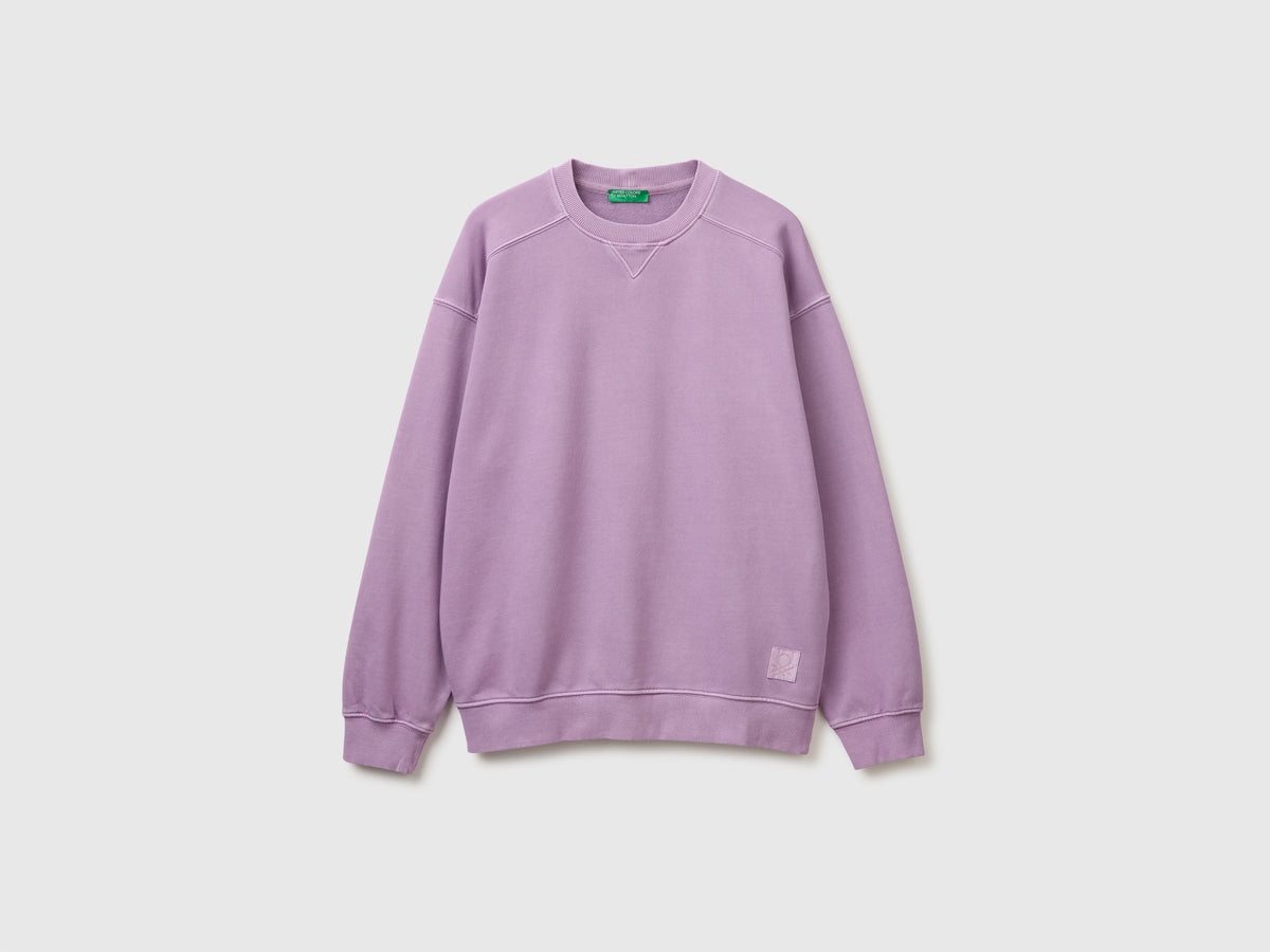 Closed sweatshirt worn look