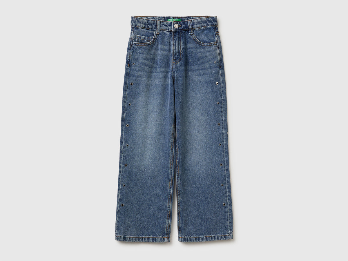 Straight jeans eyelets
