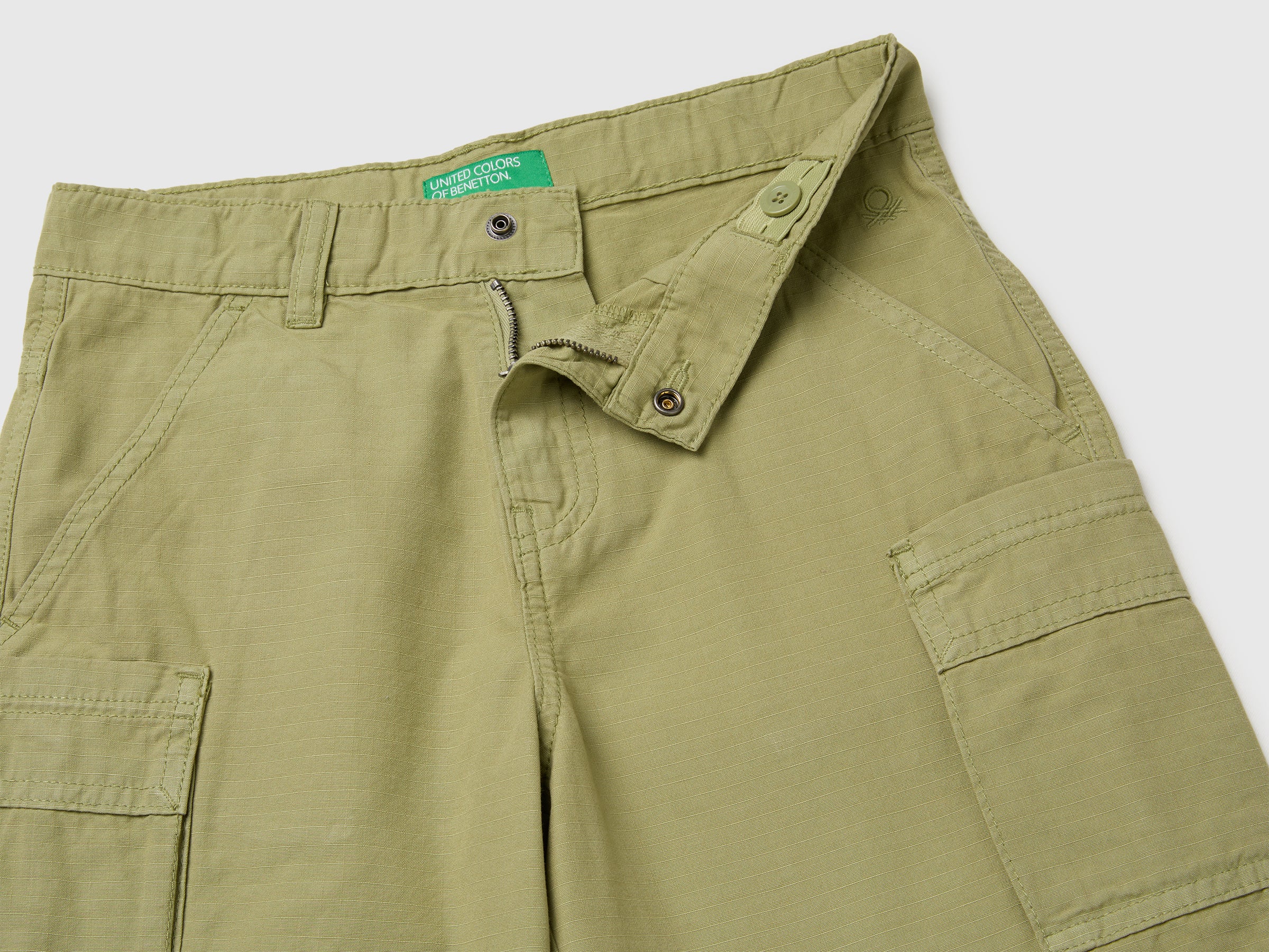 Bermuda shorts with pockets - ucb_image_DS1