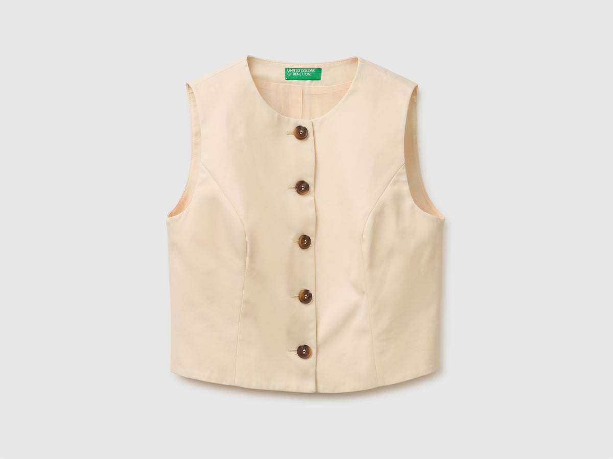 Crew neck vest buttons
