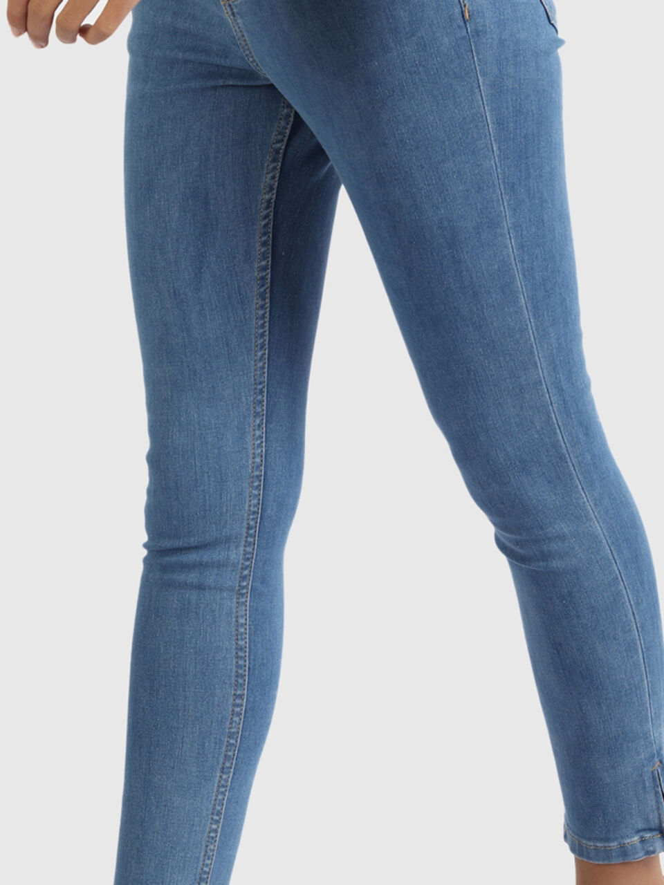 Skinny Jeans With Bottom Zipper image number null