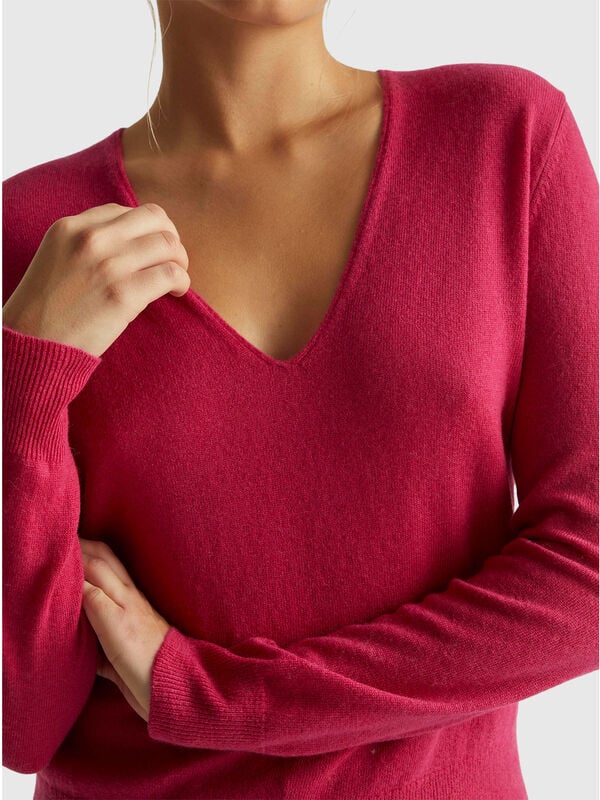 Fuchsia V-neck sweater in pure Merino wool Women