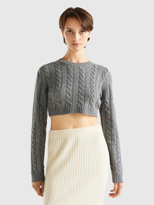 Cropped sweater with cables