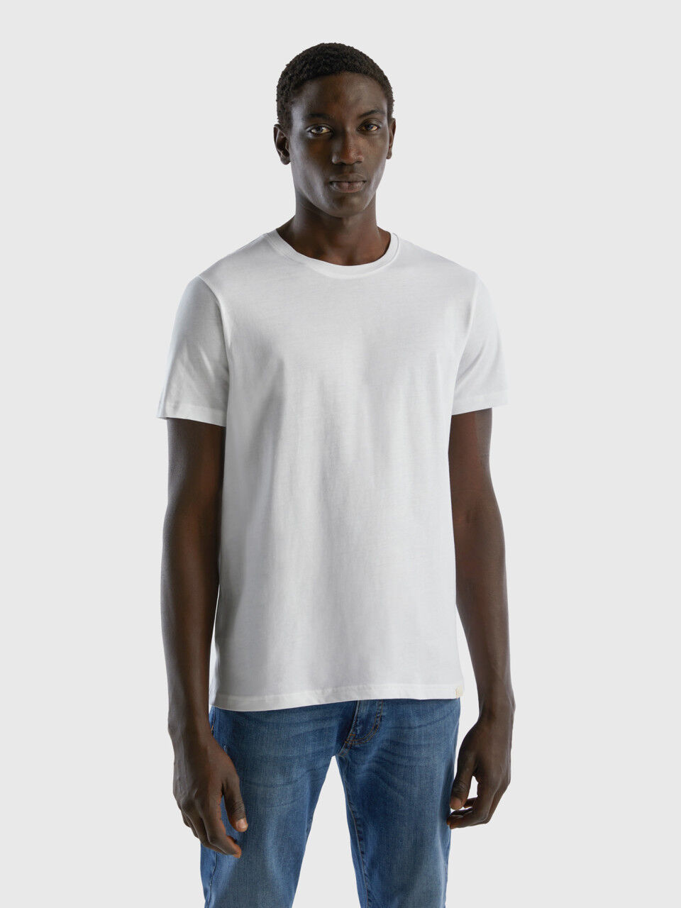 Plain white discount t shirt model