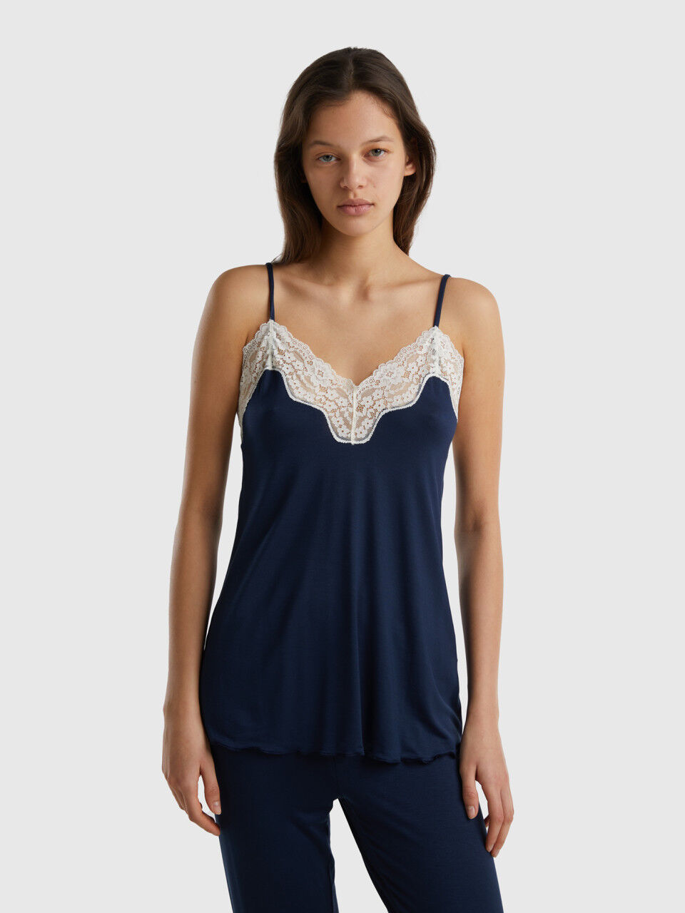 Flowy tank top with lace