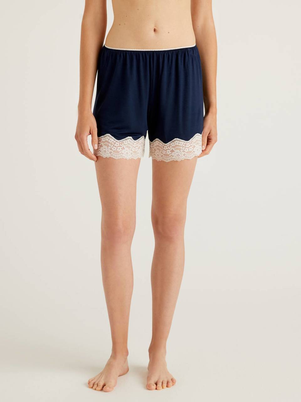 Benetton Flowy shorts with lace. 1